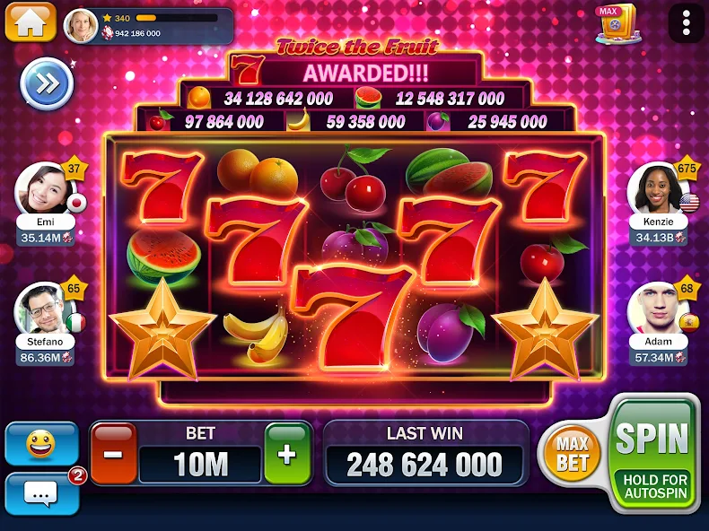 Mãos de jogador gerenciando fichas de casino e um tablet exibindo jogos de slot betsu com bônus